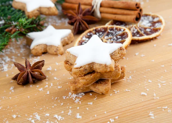 Biscotti con spezie e decorazioni natalizie, su tavola di legno — Foto Stock