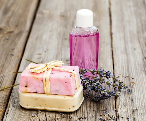 Lavendel handgemaakte zeep bars, op houten achtergrond — Stockfoto