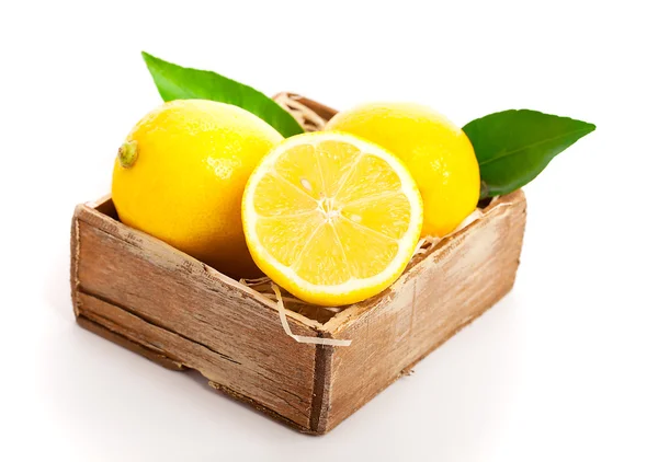 Houten doos vol van citroenen — Stockfoto
