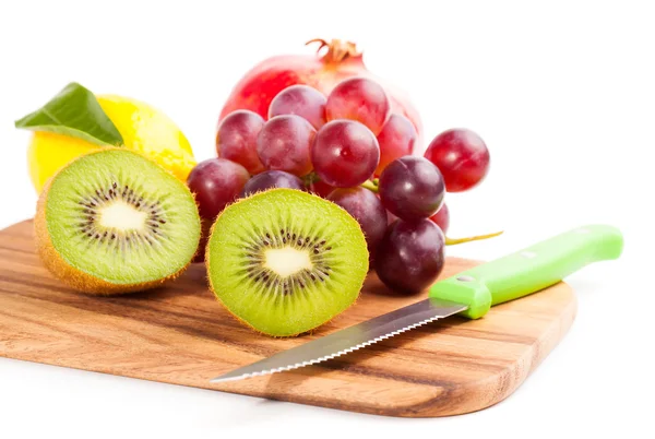 Segmentos cortados en rodajas de kiwi aislados sobre fondo blanco —  Fotos de Stock