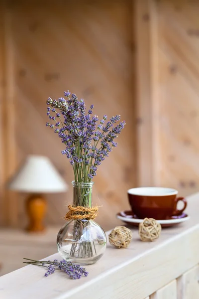 Prachtige lavendel bos in rustiek huis stijlinstelling — Stockfoto