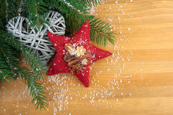 Costurado estrela de Natal vermelho com especiarias, com decoração, no woo — Fotografia de Stock