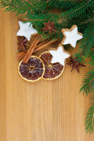 Biscoitos de Natal com decoração festiva — Fotografia de Stock