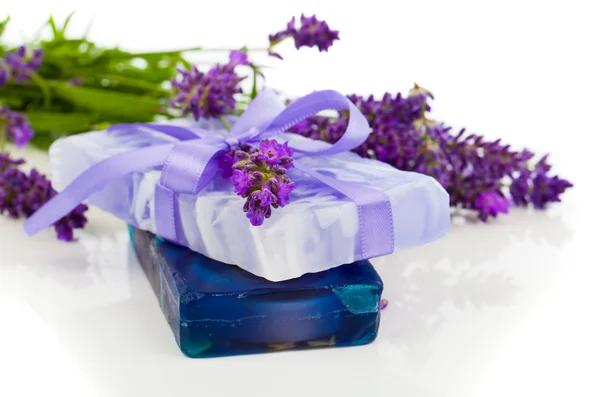 Természetes növényi levendula szappan elszigetelt whi friss virágokkal — Stock Fotó