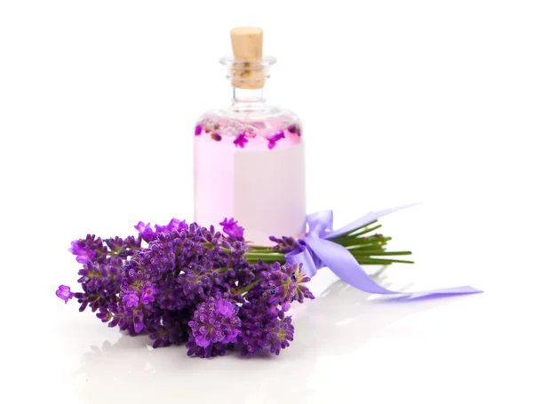 Fiori di lavanda fresca con olio di lavanda naturale fatto a mano, su w — Foto Stock