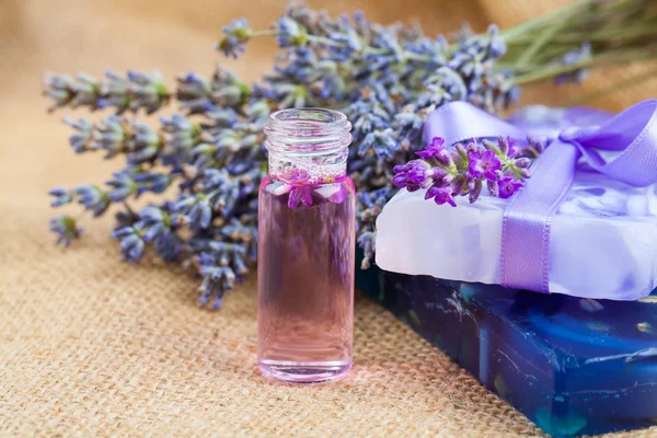 Sapone liquido e sapone solido con fiori di lavanda freschi, su sacco — Foto Stock