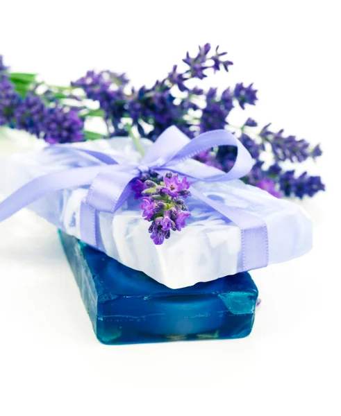 Jabón natural de lavanda a base de hierbas con flores frescas aisladas en whi —  Fotos de Stock