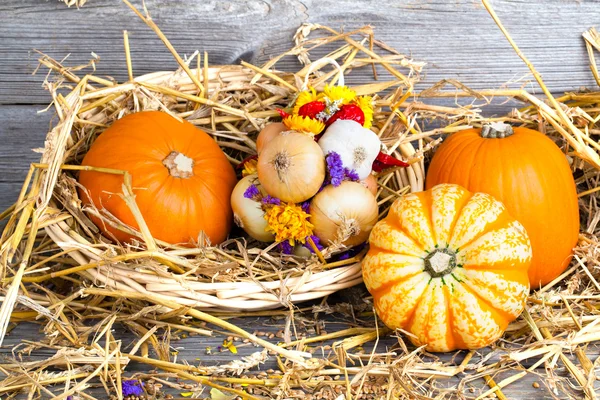 Calabazas de otoño sobre tabla de madera, paja —  Fotos de Stock