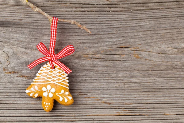 Lebkuchen auf Holzuntergrund. Weihnachtsdekoration — Stockfoto