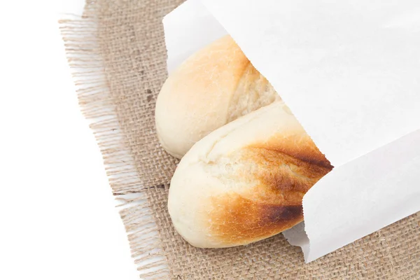 Chleba zabalen do papírového sáčku izolované na bílém — Stock fotografie