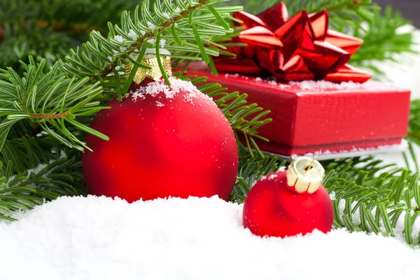 Boule de Noël avec espace de copie, sur fond blanc — Photo