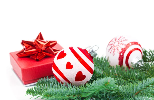 Kerstballen en Spar takken met decoraties geïsoleerd over — Stockfoto