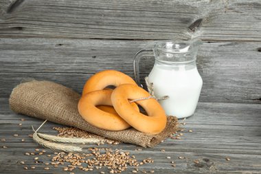 ahşap zemin üzerine Rus veya Ukraynalı poğaça (bublik)