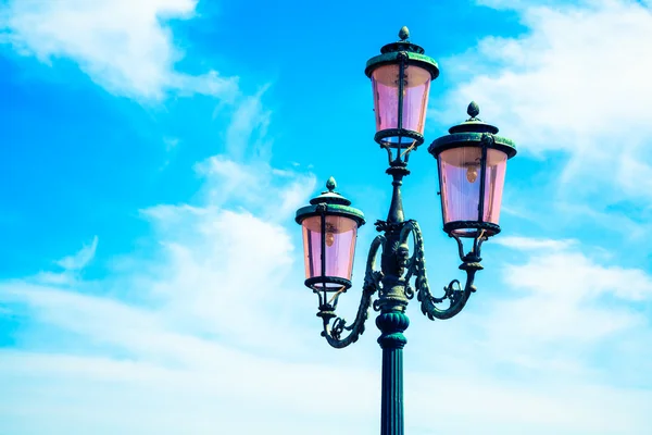 Oude straat-lamp op blauwe hemel — Stockfoto