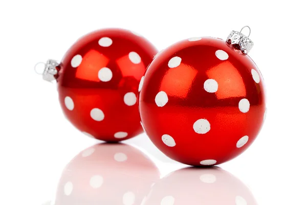 Rosso a pois Natale bauble, isolato su bianco — Foto Stock