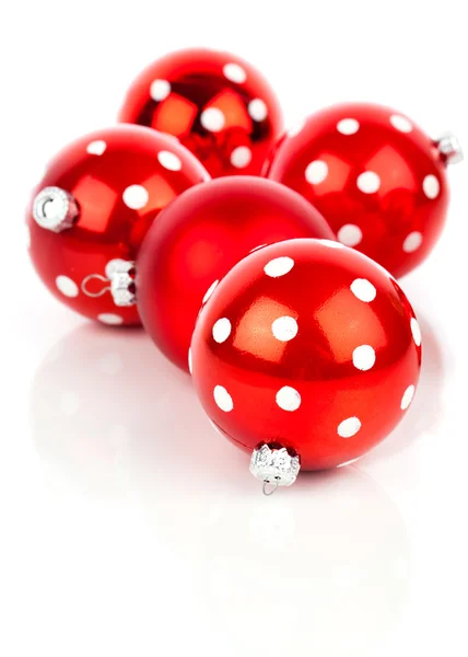 Rosso a pois Natale bauble, isolato su bianco — Foto Stock