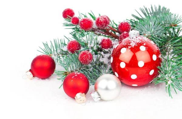 Noel topları ve çam dalları üzerinde izole süslemeleri ile — Stok fotoğraf