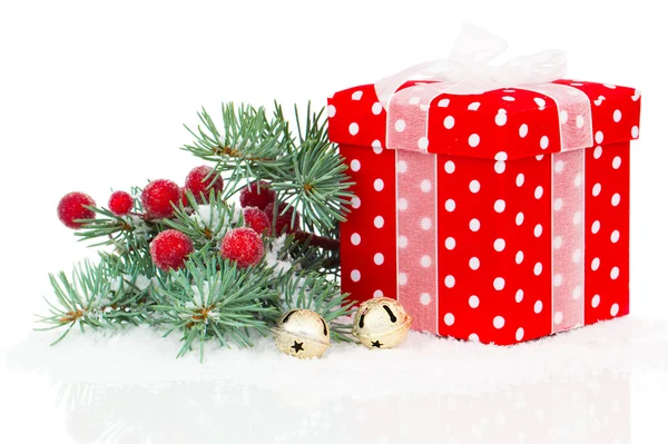 Prezent na Boże Narodzenie czerwony z oddziału sosnowe, na białym tle nad białym — Zdjęcie stockowe