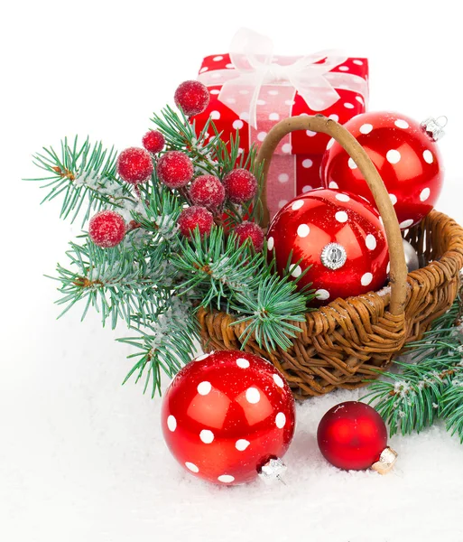 Julgranskulor och fir grenar med dekorationer isolerade över — Stockfoto
