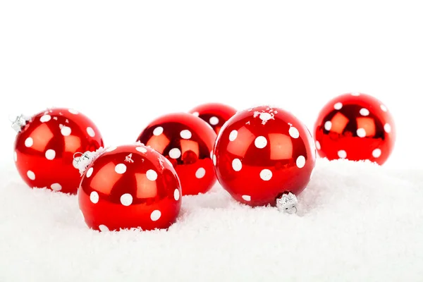 Boule de Noël à pois rouges, isolée sur blanc — Photo