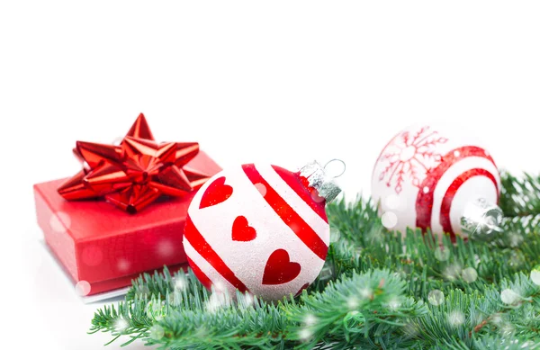 Palle di Natale e rami di abete con decorazioni isolate — Foto Stock