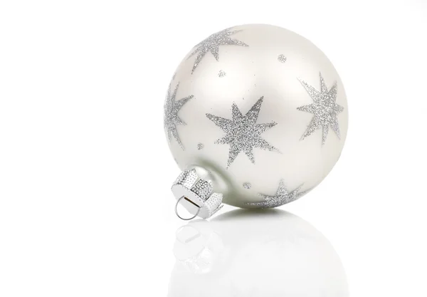 Boule de Noël blanche isolée sur fond blanc — Photo