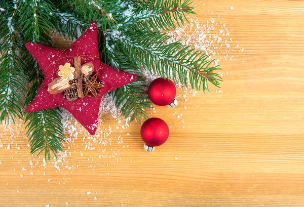 Composição de Natal brilhante com estrelas vermelhas e ba de Natal vermelho — Fotografia de Stock