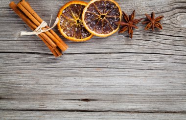 portakal, tarçın ve anasonu ahşap b kopyalama alanı olan kuru