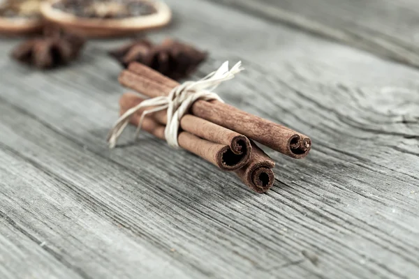 Cinnamon sticks, close up on wooden table — Stock Photo, Image