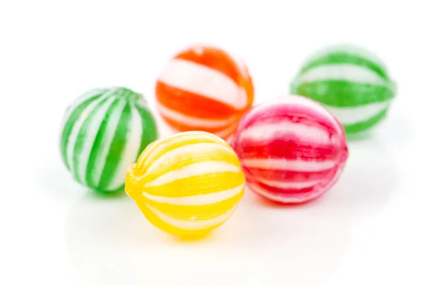 Gekleurde snoepjes geïsoleerd op wit. — Stockfoto