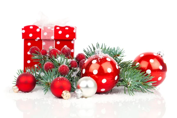 Weihnachtskugeln und Tannenzweige mit Dekoration — Stockfoto