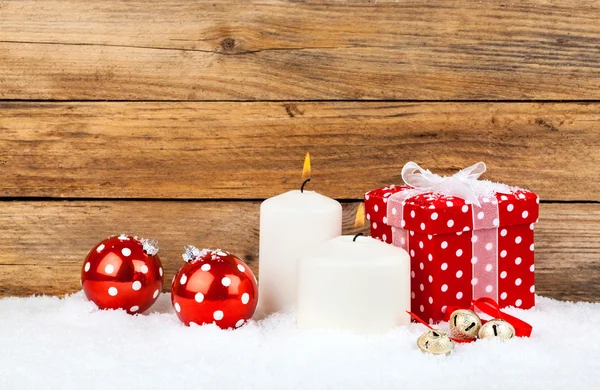 与雪，木制背景上的红色圣诞礼物 — 图库照片