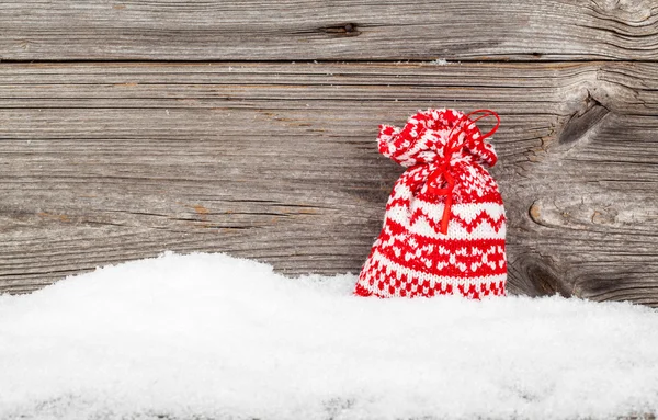 Sacs cadeaux avec neige d'hiver sur des planches en bois, avec copyspace — Photo