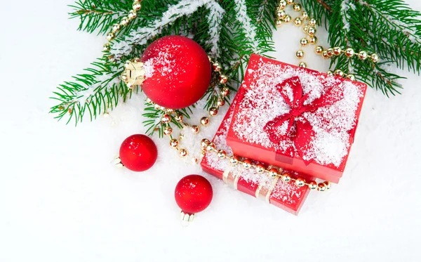 Presente de Natal e bolas em ramos de abeto, sobre branco — Fotografia de Stock