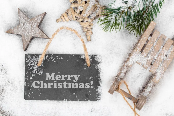 Kerstdecoratie over sneeuw, houten achtergrond — Stockfoto