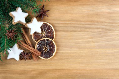 Noel kurabiyeleri ve şenlikli süslemeler