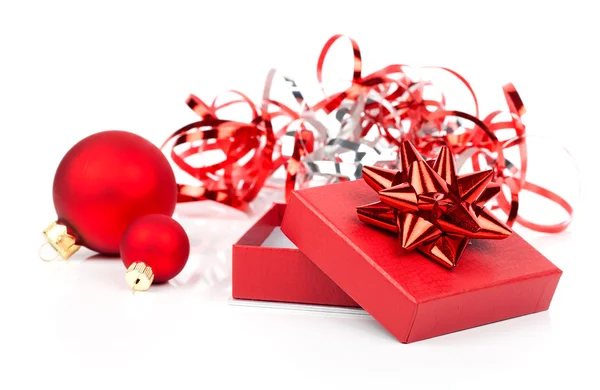 Bolas de Navidad, adornos, sobre un fondo blanco con spa de copia — Foto de Stock