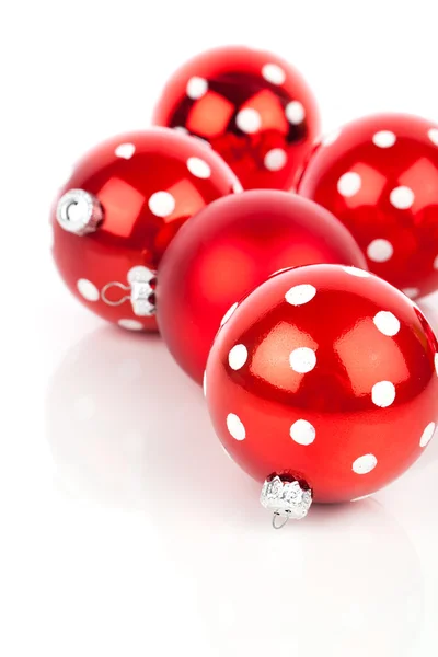 Rosso a pois Natale bauble, isolato su bianco — Foto Stock