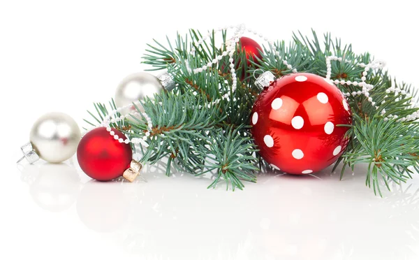 Bolas de Navidad y ramas de abeto con decoraciones aisladas sobre — Foto de Stock