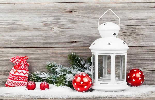 Decoração de Natal sobre a neve, fundo de madeira — Fotografia de Stock