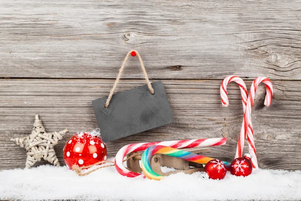 Decoração de Natal com bengalas de xmas, sobre fundo de madeira — Fotografia de Stock