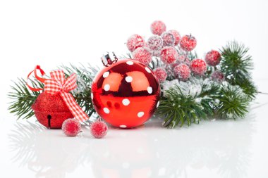 Noel topları ve çam dalları üzerinde izole süslemeleri ile 