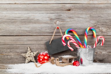 Noel dekorasyon ahşap arka plan üzerinde xmas köpekler ile