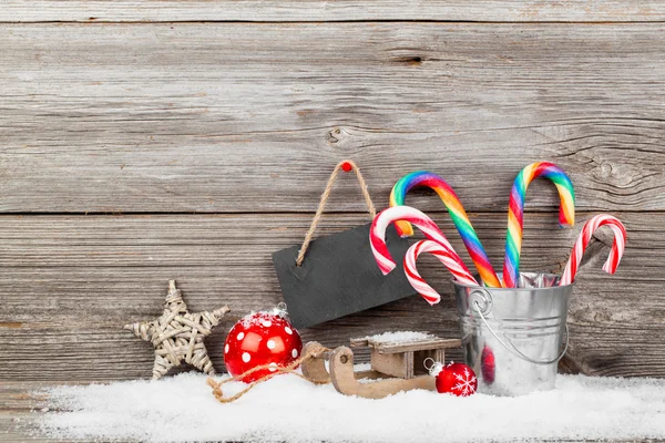 Juldekoration med xmas käppar, över trä bakgrund — Stockfoto