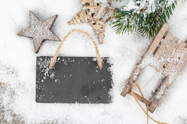 Addobbi natalizi sulla neve, sfondo in legno — Foto Stock