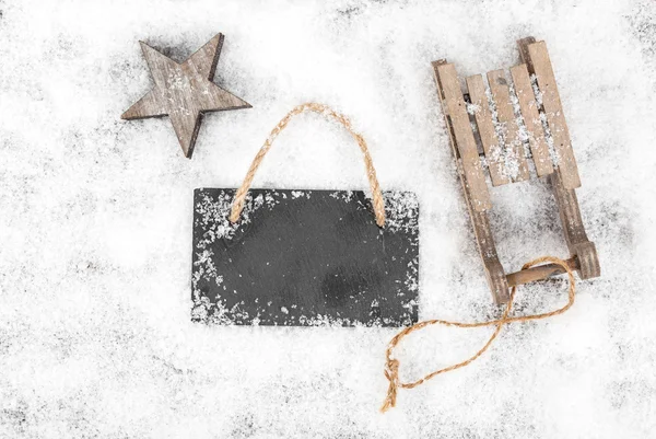 圣诞装饰在雪地，木质的背景 — 图库照片