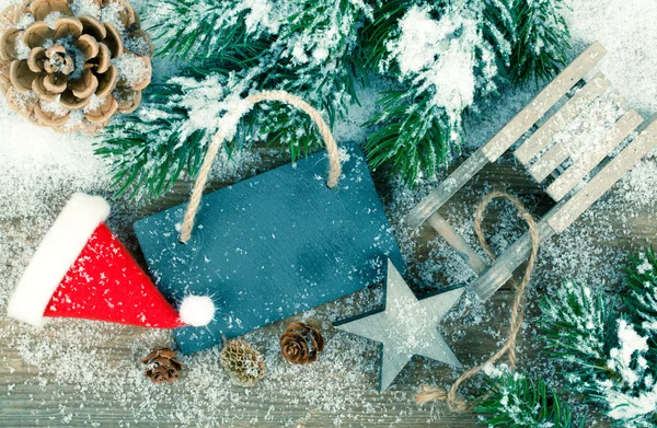 Decoração de Natal sobre a neve, fundo de madeira — Fotografia de Stock