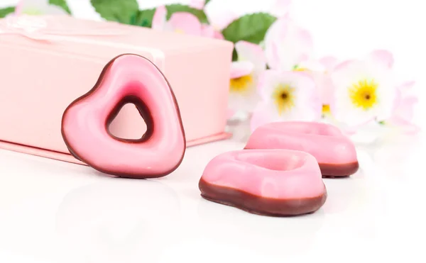 Biscuits coeur rose pour la Saint Valentin, sur fond blanc — Photo