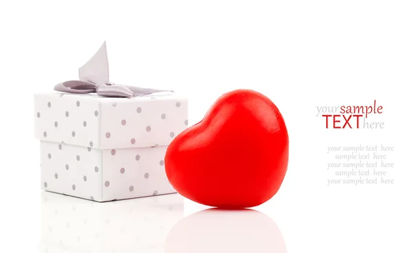 Червоне серце з подарунковою коробкою, на білому дерев'яному фоні — стокове фото