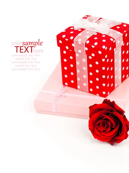 Beyaz arka plan üzerinde iki hediye kutusu — Stok fotoğraf